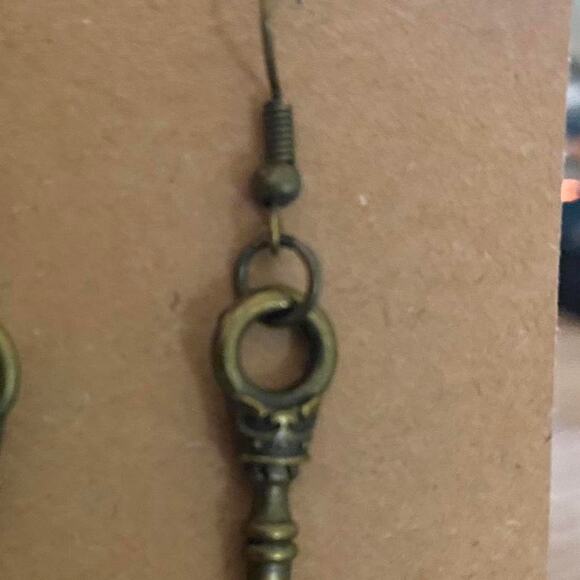 Antique style look bronze key dangle earrings - Picture 4 of 4